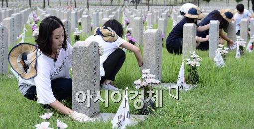 [포토]광복절을 앞두고…순국열사 묘비 닦는 학생들 