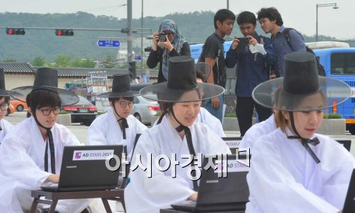 [포토]외국인도 신기한 디지털 과거시험 