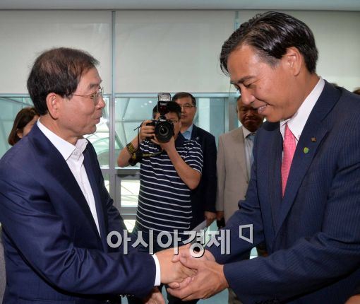 [포토]인사 나누는 박원순-아베슈이치 지사