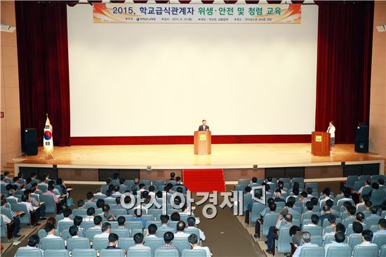 장만채 전남도교육감은 10일 전남도청 김대중강당에서 열린 '2015. 학교급식관계자 학교장 연수’에서 “전남의 학교급식의 성공여부는 학교장의 리더십에 달려있다”고 밝혔다. 
