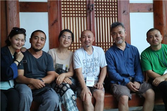 제주 첫 아시아미술교류전에 작품을 출품한 중국작가들과 커미셔너로 참여한 최안나 큐레이터(맨 왼쪽) 그리고 이번 전시를 관람하러 온 쩡나 중국 독립큐레이터(왼쪽에서 세번째 줄)