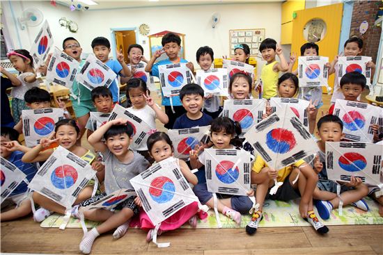 광복 70주년... 강남구 태극기로 물들다