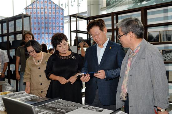 이재명 성남시장이 10일 시청 온누리홀에서 열린 광복 70주년 전시회에 참석, 전시물을 살펴보고 있다. 
