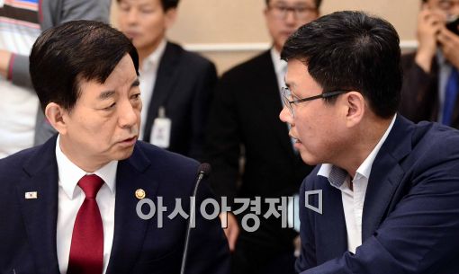 [포토]한민구 국방장관, 병영문화 혁신 추진 당정협의 참석
