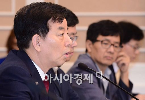 [포토]인사말 전하는 한민구 국방장관