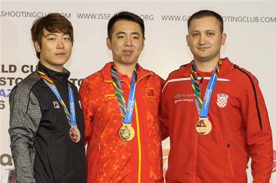 월드컵 첫 메달을 획득한 김상도(사진 왼쪽 첫번째). [사진=대한사격연맹 제공]