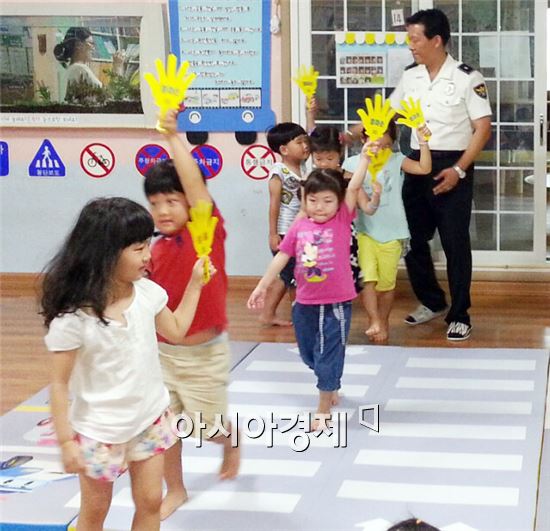 함평경찰서(서장 이기옥)는 11일 함평읍 소재 자광 어린이집을 방문해 원생 138여명을 상대로 찾아가는 어린이 교통안전교육을 실시했다.  
