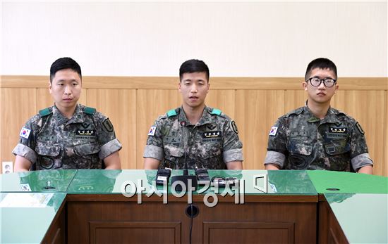 지난 4일 비무장지대(DMZ) 지뢰폭발 사고 당시 작전에 참가한 장병들이 11일 오전 경기도 고양시 덕양구 국군고양병원에서 열린 기자회견에서 당시 상황을 설명하고 있다. (사진제공=국방일보)