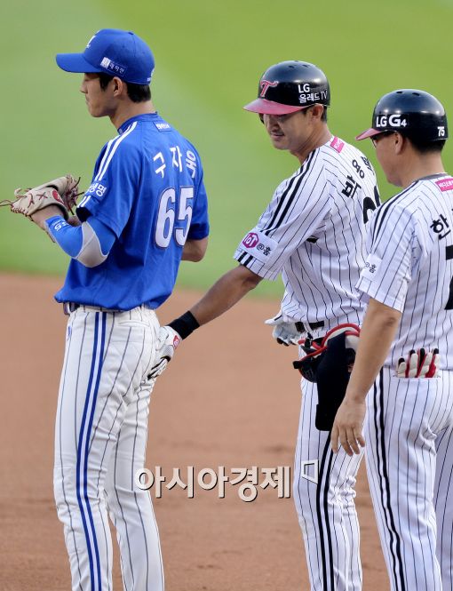 [포토]박용택, '구자욱 엉덩이가 탐스러워~'