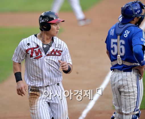 [포토]오지환, '상대 실책으로 선취 득점'