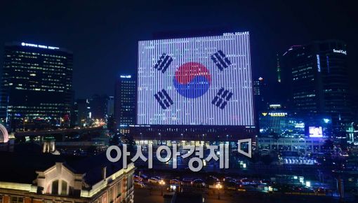 [포토]대형 건물을 수놓은 태극기 