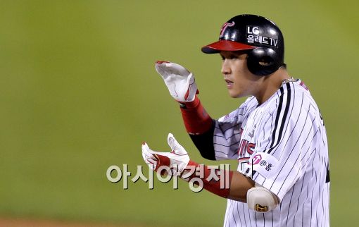 [포토]박수치는 유강남, '쐐기 2타점 적시타!'