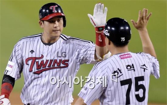 [포토]유강남, '두 점 더 벌렸어요'