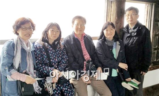 박경수, 사희영, 김순전, 장미경, 박제홍 교수(왼쪽부터)가 기념촬영을 하고있다.