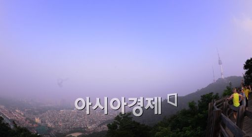 [포토]대조 이루는 서울 도심과 하늘