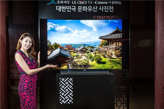 LG전자 모델이 올레드 TV를 통해 우리 문화유산을 전시하는 대한민국 문화유산 전시회를 소개하고 있다. (사진제공 : LG전자)