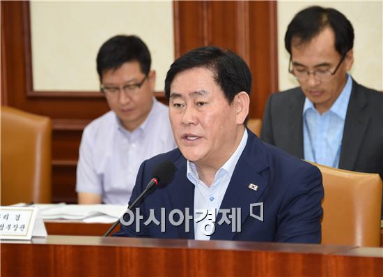 최경환 "올해 노동개혁 마무리할 것…노동계 노사정위 복귀해야"(상보)