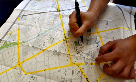 대전 원도심 여행의 시작인 여행자카페에서 지도를 펼쳐놓고 둘러볼것을 체크하는 여행자.