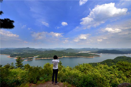 대청호반길 중 노고산성에서 바라본 대청호의 장쾌한 풍경.