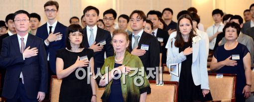 [포토]국민의례하는 독립유공자 후손들