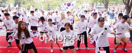 [포토]'광복 70주년 앞두고....태극기와 율동을'