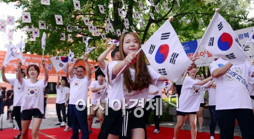 [포토]광복 70주년 앞두고 대학로에서 펼쳐진 태극기 사랑 율동