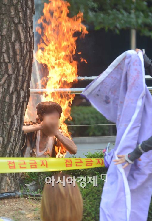 [포토]정대협 수요집회에서 분신 시도하는 남성 