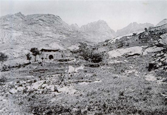 1904년 촬영된 북한산성의 대서문과 주변 성곽