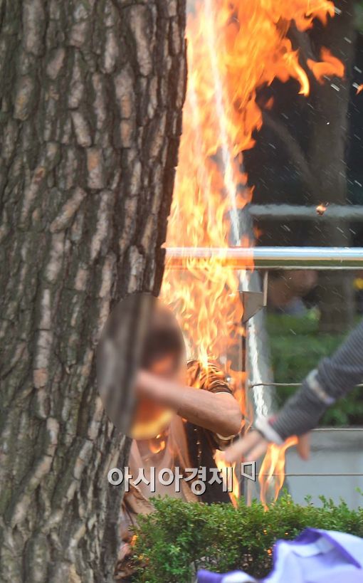 [포토]휘청거리는 분신 시도 남성 