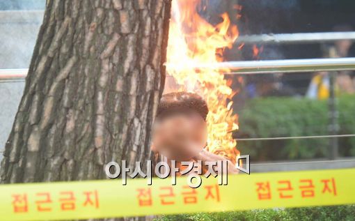 [포토]불길에 휩싸인 분신시도남성 