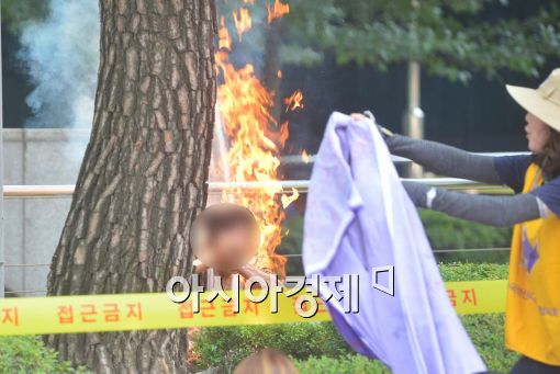 [포토]민소매 티에 안경쓴 채로 분신 시도 