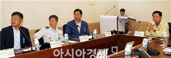 함평군(군수 안병호)은 12일 군청 재난종합상황실에서 함평군통합방위협의회 의장인 안병호 함평군수를 비롯한 민·관·군·경 통합방위위원 등 20여명이 참석한 가운데 '3/4분기 을지연습 통합방위협의회’를 개최했다.
