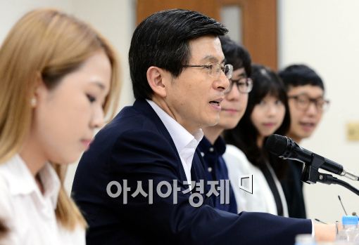 [포토]황교안 국무총리, 대학생들과 취업 고용문제 간담회