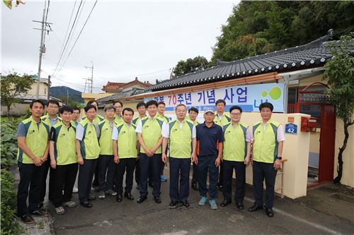 12일 경남 하동군 독립유공자 유족의 주택 개보수 사업 준공식 후 이재영 사장(왼쪽 네번째)를 비롯한 LH 임직원들이 기념사진을 촬영하고 있다.