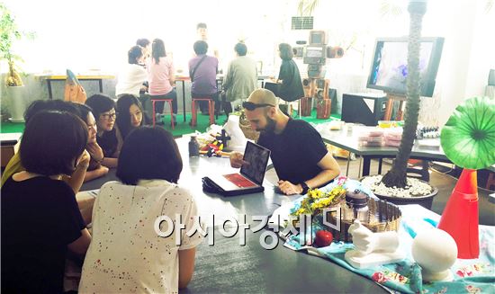 광주 북구 일곡동 신도원 작가 작업실에서 12일 개시된 초·중·고 교사 대상 교원 연수 체험 프로그램에는 30여명 교사와 6명지역 작가가 만나 창조적인 현대미술 교육 방법으로 교류하는 계기가 됐다.