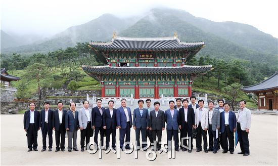 산청군 동의보감촌에서 이석형 중앙회장과 허기도 산청군수가 부산울산경남지역 회원조합 조합장 간담회를 갖고 기념촬영을 하고있다. 