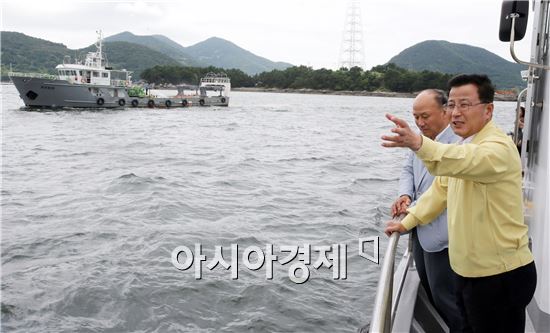 [포토]김영선 전남도 행정부지사, 적조방제현장 시잘