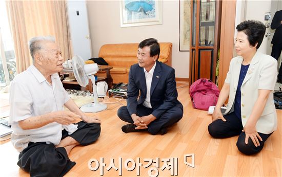 [포토]최영호 남구청장, 제70주년 광복절 기념 독립유공자 위문