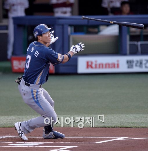 [포토]모창민, '선제 투런포 넘어간다!'