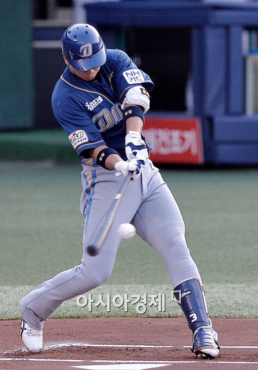 [포토]모창민, '늦은 타이밍에도 힘으로 넘겼어!'