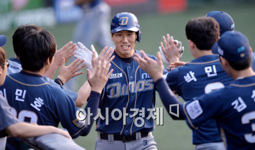 [포토]모창민, '선제 투런포 넘기고 왔어!'