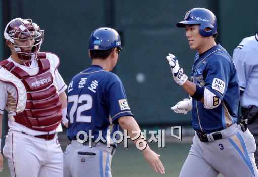 [포토]모창민, '시즌 4호포 넘겼어요'