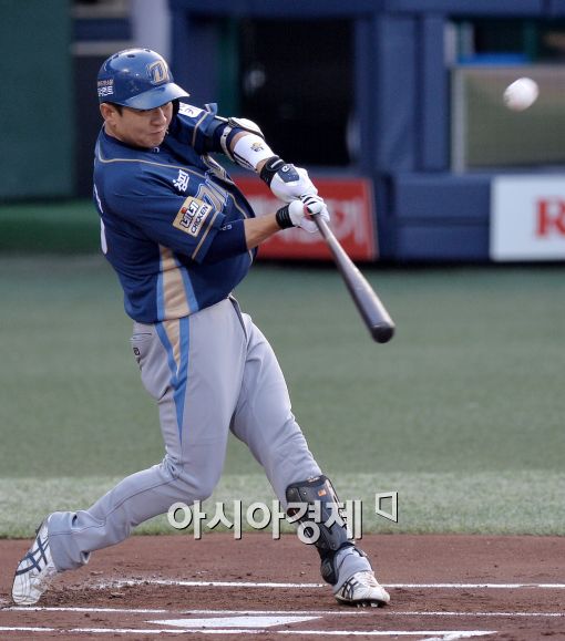 [포토]손시헌, '추가 1타점 희생플라이'