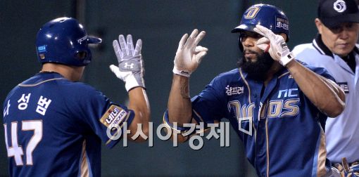 [포토]테임즈, '투런포로 재역전 시켰어!'