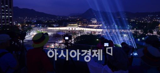 [포토]'불 밝힌 경복궁'.....사진 찍는 시민들