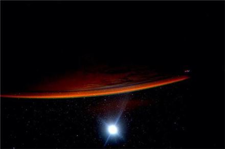 ▲스콧 켈리가 촬영한 우주에서의 석양. 지구가 붉은 모습을 띠면서 마치 화성처럼 보인다.[사진제공=스콧 켈리/NASA]