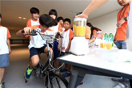 ㈜한화, 과학 꿈나무들과 여름캠프 진행