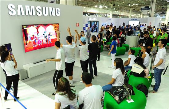 브라질 상파울루에서 열린 제 43회 국제기능올림픽(World Skill Competition) 삼성 체험관에서 현지 관람객들이 다양한 엔터테인먼트 콘텐츠를 즐기고 있다. (사진제공 : 삼성전자)
