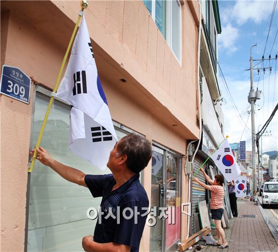 [포토]광주시 동구, 나무전거리에 휘날리는 태극기