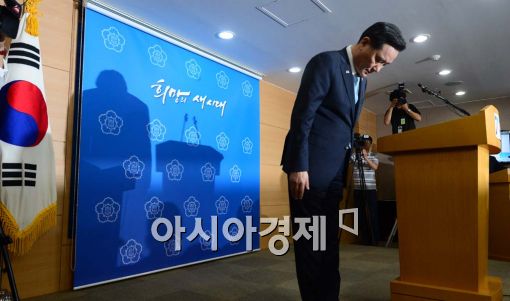 [포토]인사하는 김현웅 법무부 장관 